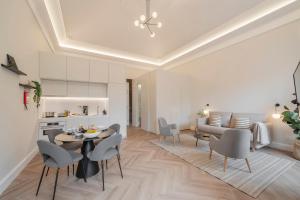 cocina y sala de estar con mesa y sillas en FAA Belas Artes by An Island Apart en Funchal