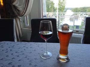 un verre de vin et un verre de bière sur une table dans l'établissement Ellivuori, Ellin Pooli2, à Sastamala