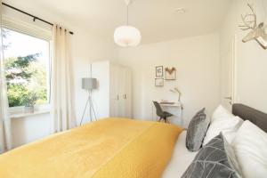 a bedroom with a large bed and a window at Löwe Apartment Gelb Tiengen Altstadt in Waldshut-Tiengen