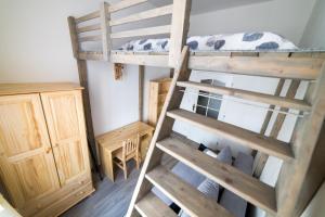 2 Etagenbetten in einem Zimmer mit einer Leiter in der Unterkunft Apartmán Gabrielova in Sušice