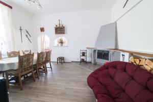 ein Wohnzimmer mit einem Sofa und einem Esstisch in der Unterkunft Apartmán Gabrielova in Sušice