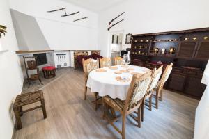 une salle à manger avec une table et des chaises blanches dans l'établissement Apartmán Gabrielova, à Sušice