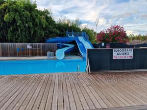 Basen w obiekcie Grand Mobile home dans camping lub w pobliżu