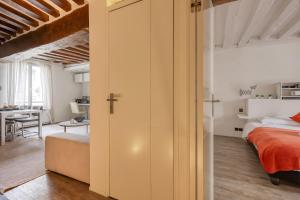 Posteľ alebo postele v izbe v ubytovaní Large and Modern 1Brd Flat at Lovely Saint Germain
