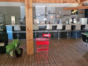 eine Bar mit einer Cola-Theke in einem Restaurant in der Unterkunft Grand Mobile home dans camping in Mimizan