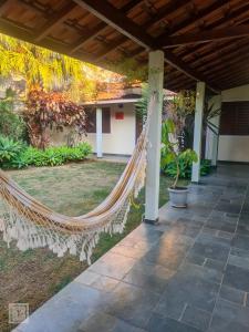 a hammock in the courtyard of a house at Hospedaria do Ernesto in Itanhandu