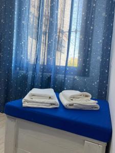 um banco azul com duas toalhas dobradas em CASA EL PARAISO em Coín