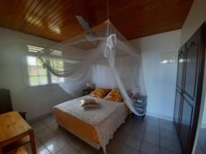A bed or beds in a room at Oiseau de Paradis