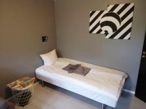 ein kleines Schlafzimmer mit einem weißen Bett in einem Zimmer in der Unterkunft 4Stay Vislanda Apartment in Vislanda