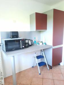 A kitchen or kitchenette at Oiseau de Paradis