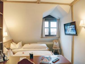 Postel nebo postele na pokoji v ubytování Hotel Grüner Baum