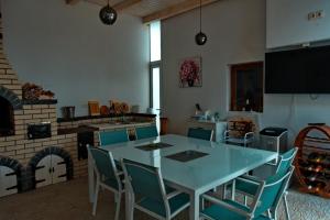 オクナ・シュガタグにあるCasa Adeのキッチン(テーブル、椅子付)