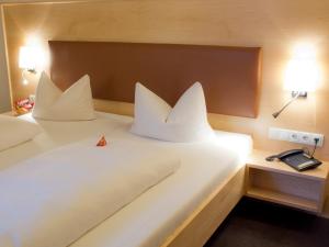 Postel nebo postele na pokoji v ubytování Hotel Grüner Baum