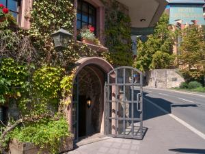uma entrada para um edifício com uma arcada numa rua em Hotel Grüner Baum em Wurtzburgo