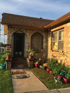une maison avec des plantes en pot devant elle dans l'établissement Historic Home - sleeps 4 adults - 1 mile to Ft. Sill, à Lawton