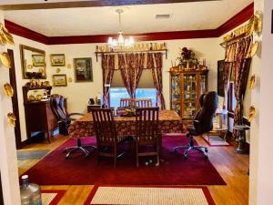 - une salle à manger avec une table et des chaises dans l'établissement Historic Home - sleeps 4 adults - 1 mile to Ft. Sill, à Lawton