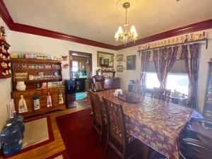 - un salon avec une table et une salle à manger dans l'établissement Historic Home - sleeps 4 adults - 1 mile to Ft. Sill, à Lawton