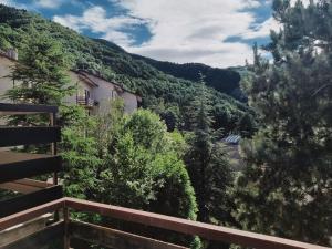 a view from the balcony of a house in the mountains at Appartamento incantevole a Sestola in Sestola