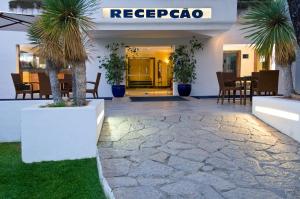 eine Lobby eines Hotels mit einer Terrasse mit Palmen in der Unterkunft Balaia Golf Village in Albufeira