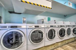 eine Reihe von Waschmaschinen in einer Waschküche in der Unterkunft North Myrtle Beach Oceanfront Condo with Pool! in Myrtle Beach
