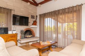 - un salon avec deux chaises et une cheminée dans l'établissement Villa Anabella, à Supetar