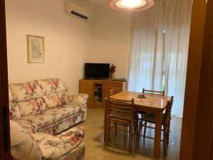 Televízia a/alebo spoločenská miestnosť v ubytovaní Casa Vacanze Via Giulia