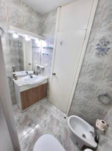 łazienka z umywalką, toaletą i prysznicem w obiekcie Sinforosa Park Apartments w mieście Torrevieja