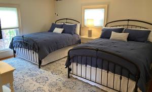 Ένα ή περισσότερα κρεβάτια σε δωμάτιο στο Graves Mountain Farm & Lodges