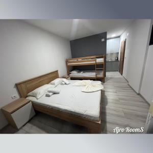 1 dormitorio con 2 camas en una habitación en Ajro Rooms, en Struga