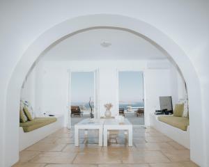 FanariにあるAndromeda Private Infinity Pool Villaの白いリビングルーム(白いテーブル、椅子付)