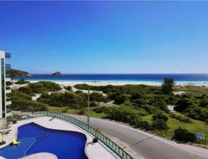 a view of the beach from the apartment at Arraial do Cabo. Conforto, Piscina, Vista Mar. in Arraial do Cabo