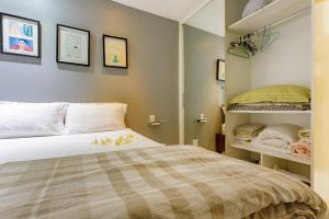 a bedroom with a bed and a mirror at Premier Residence in Brasilia +32 photos