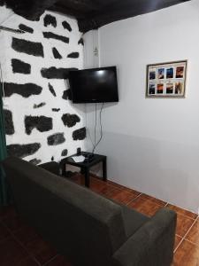 salon z kanapą i telewizorem na ścianie w obiekcie MAGMA RRAL3529 w mieście Velas