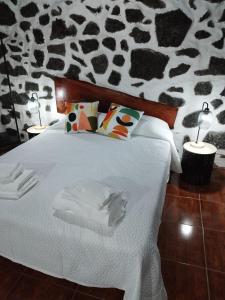 1 dormitorio con 1 cama con pared en blanco y negro en MAGMA RRAL3529, en Velas