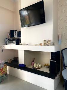 TV a/nebo společenská místnost v ubytování Όμορφο και ευρύχωρο διαμέρισμα στο Μαρούσι.
