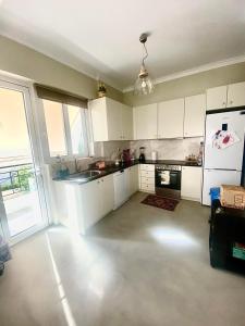 Kuchyň nebo kuchyňský kout v ubytování Όμορφο και ευρύχωρο διαμέρισμα στο Μαρούσι.