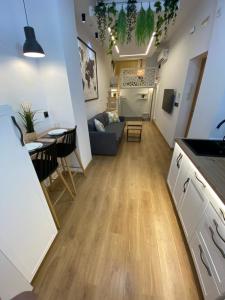 kuchnia i salon z kanapą i stołem w obiekcie Precioso loft en centro histórico de Melilla w mieście Melilla
