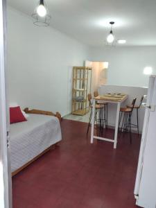 1 dormitorio con 1 cama, mesa y sillas en Moroty en Posadas