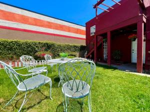 a group of chairs and a table in the grass at Newly remodeled 1 bed, 1 bath home near LAX, Forum in Inglewood