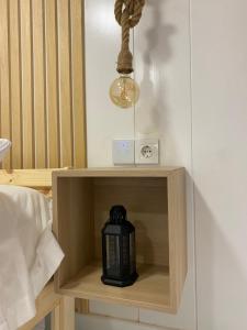 einen Wasserkocher für schwarzen Tee auf einem Holzregal in einem Zimmer in der Unterkunft Precioso loft en centro histórico de Melilla in Melilla