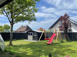 een tuin met een speeltuin met een glijbaan bij Haus Wehner in Stadtoldendorf