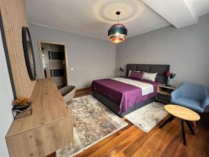 Ένα ή περισσότερα κρεβάτια σε δωμάτιο στο Astoria M&S