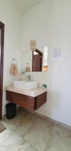 y baño con lavabo y espejo. en Carri Surf Studio, en Puerto Escondido