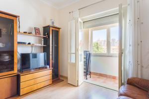 a living room with a tv and a window at Isabel Dream II in Algueirão