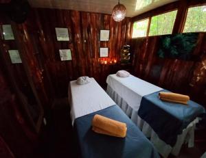 a small room with two beds in a boat at Cabañas Cerro Verde Lodge y Spa in Cartago