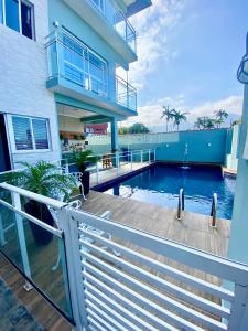 uma casa com piscina ao lado de um edifício em Valparaíso Flats Ubatuba em Ubatuba