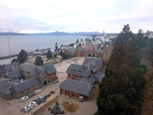 una vista aérea de un pueblo junto al agua en Center 208 - DAT (Habilitación 170/2018), en San Carlos de Bariloche