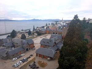 una vista aérea de una ciudad junto al agua en Center 208 - DAT (Habilitación 170/2018) en San Carlos de Bariloche