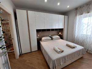 um quarto com uma cama com duas toalhas em TrustEverVito em Roma