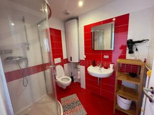 ストジェツにあるApartmán 7の赤いバスルーム(トイレ、洗面台付)